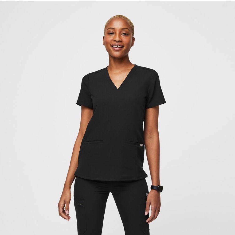 FIGS Casma 3-pocket Scrub Top in Black, XL